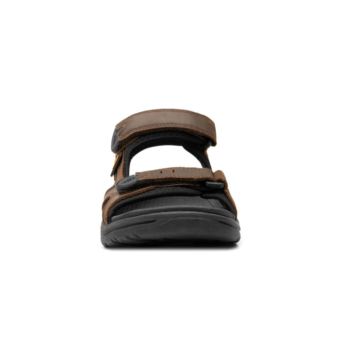 Sandalia Flexi color chocolate con correas de velcro y suela negra.