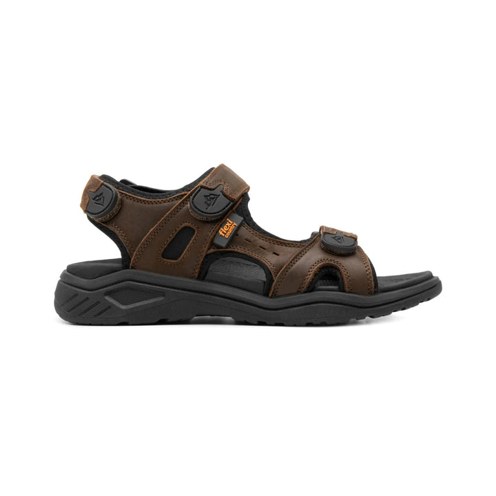 Sandalia Flexi color chocolate con correas de velcro y suela negra.