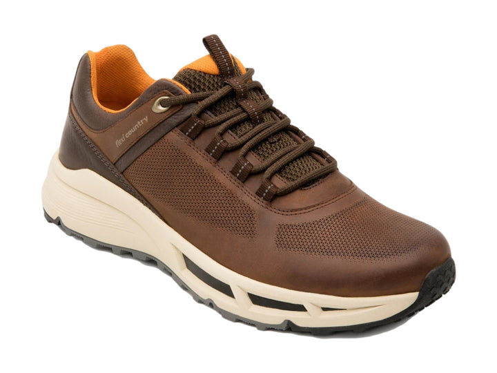 Zapato deportivo Flexi color chocolate con suela blanca y forro interior naranja.