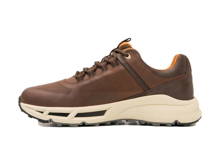 Zapato deportivo Flexi color chocolate con suela blanca y forro interior naranja.