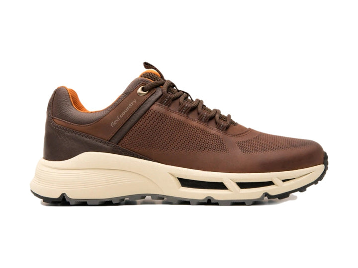 Zapato deportivo Flexi color chocolate con suela blanca y forro interior naranja.