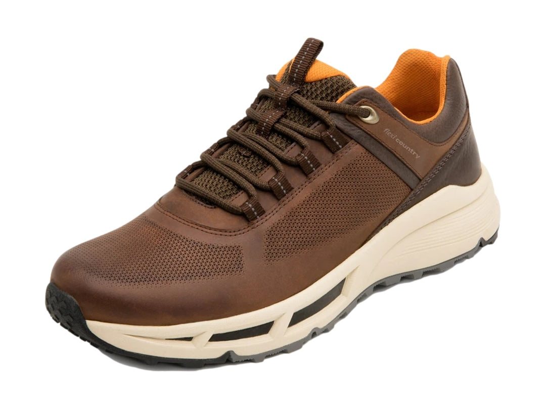 Zapato deportivo Flexi color chocolate con suela blanca y forro interior naranja.