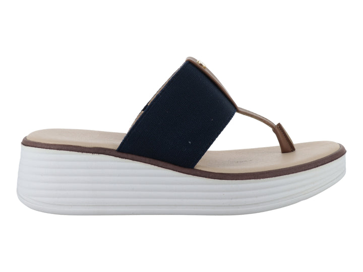 Sandalia de plataforma blanca con banda elástica color marino y plantilla beige.