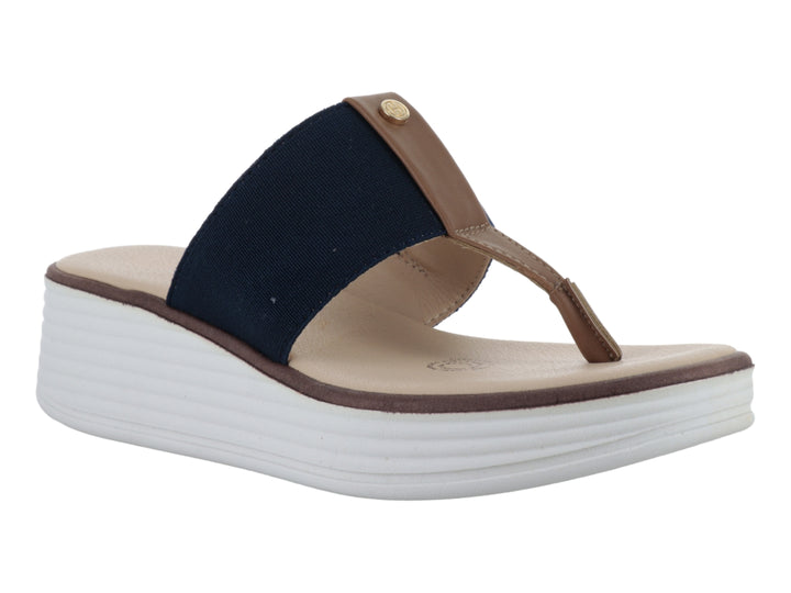 Sandalia de plataforma blanca con banda elástica color marino y plantilla beige.