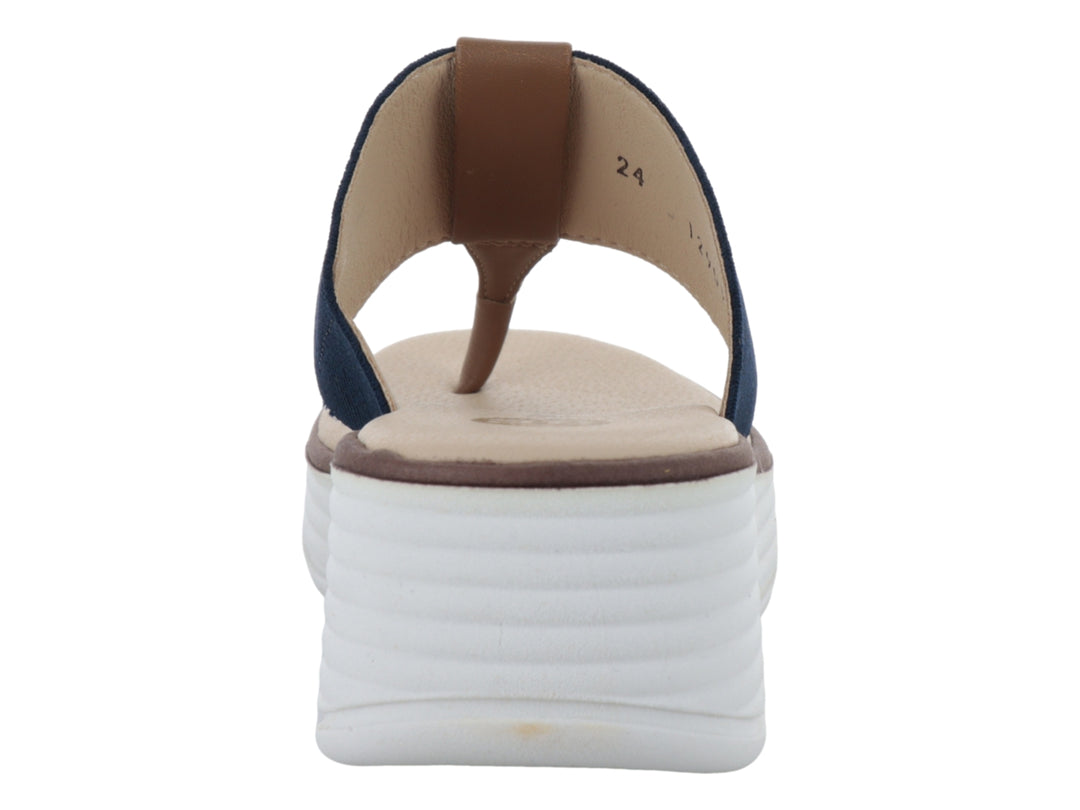 Sandalia de plataforma blanca con banda elástica color marino y plantilla beige.