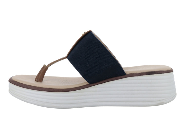 Sandalia de plataforma blanca con banda elástica color marino y plantilla beige.