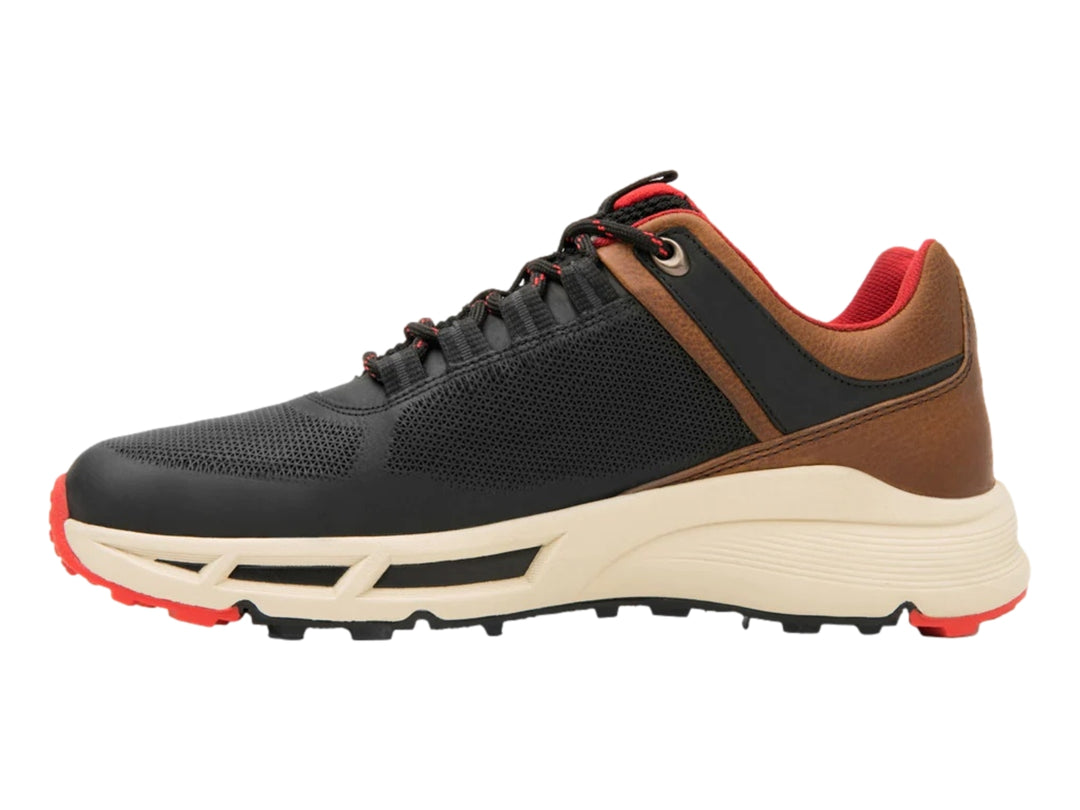 Zapato deportivo Flexi negro con detalles en café, suela blanca y acentos rojos.