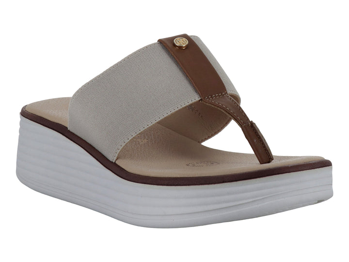 Sandalia de cuña beige con correa elástica y detalle marrón sobre suela blanca.