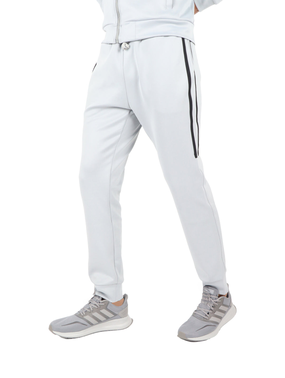 Pantalones jogger color plata con rayas negras laterales para hombre.