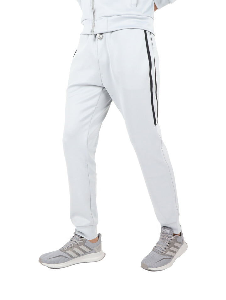 Pantalones jogger color plata con rayas negras laterales para hombre.