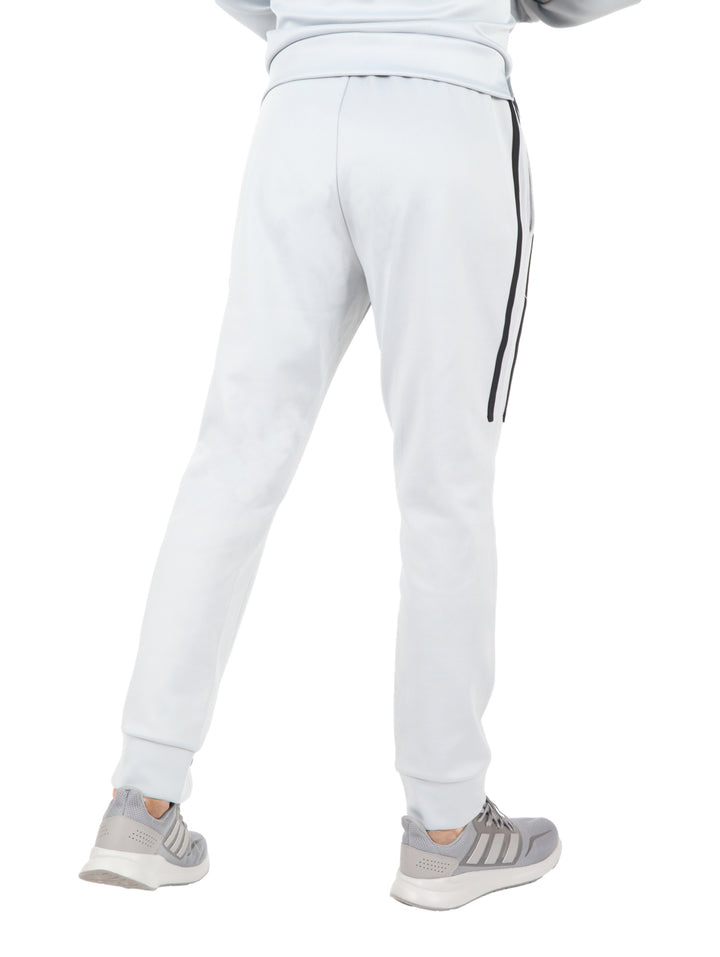Pantalones jogger color plata con rayas negras laterales para hombre.