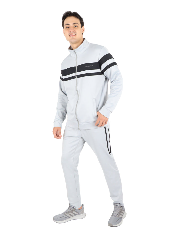 Pantalones jogger color plata con rayas negras laterales para hombre.