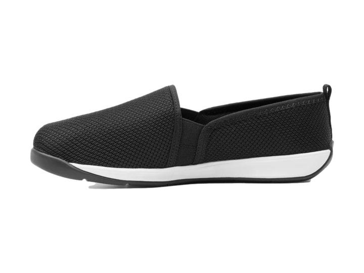 Zapato plano Flexi de color negro en textil con suela blanca, estilo slip-on casual.