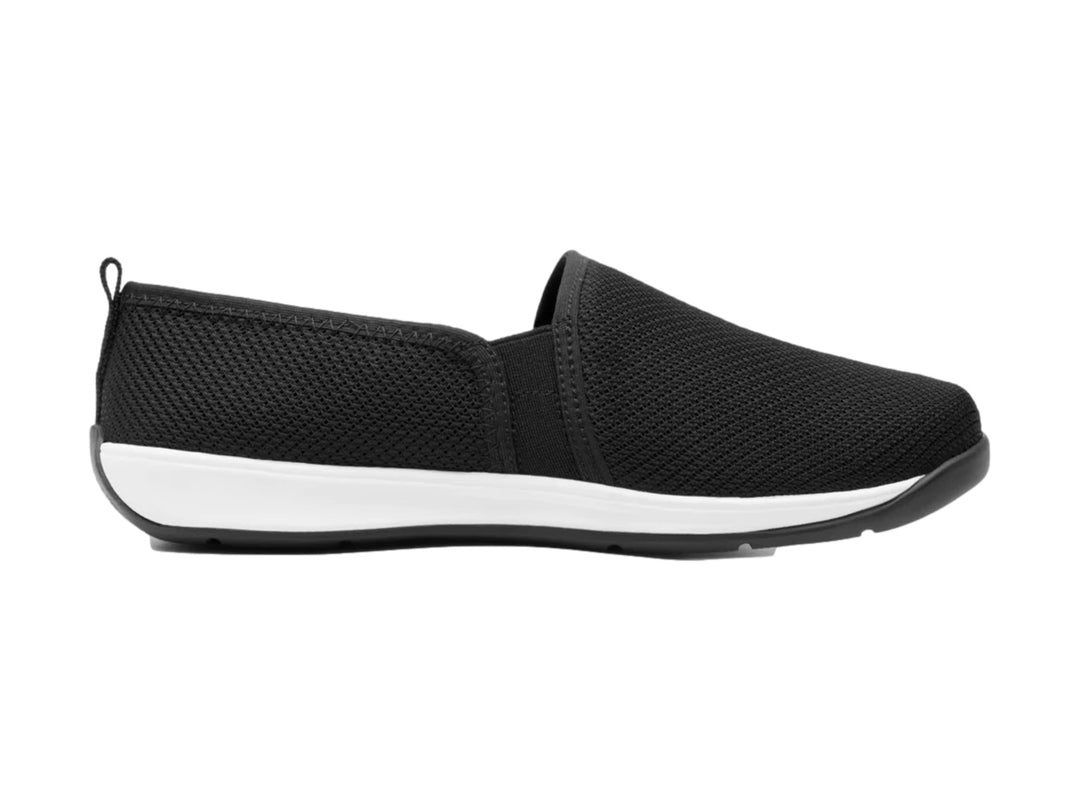 Zapato plano Flexi de color negro en textil con suela blanca, estilo slip-on casual.