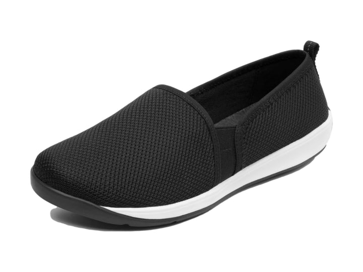 Zapato plano Flexi de color negro en textil con suela blanca, estilo slip-on casual.
