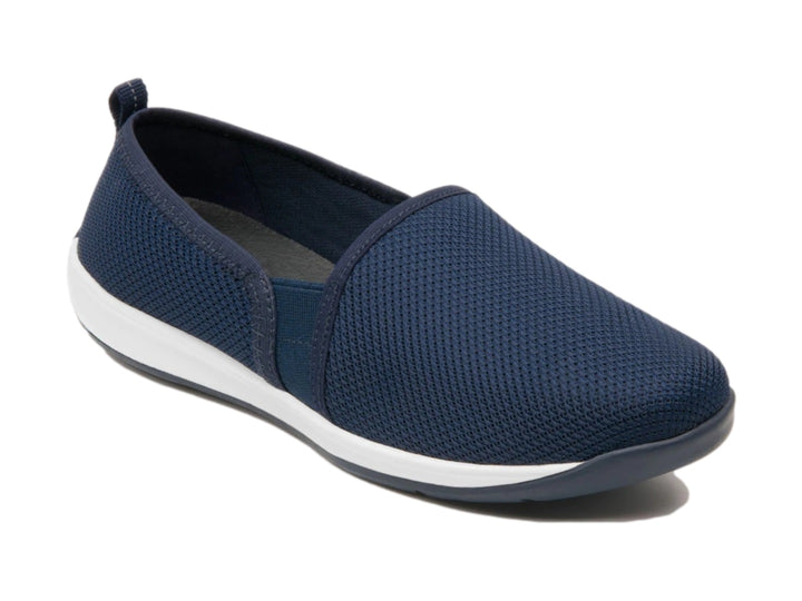 Zapato plano slip-on azul de tela con suela blanca.