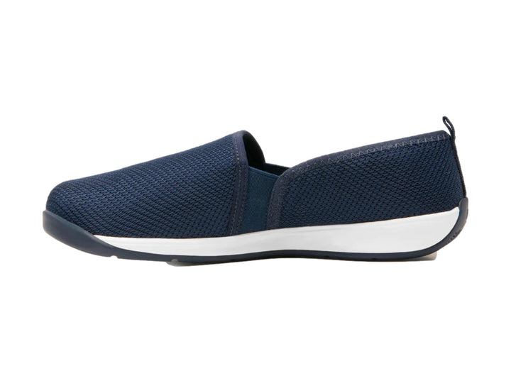 Zapato plano slip-on azul de tela con suela blanca.