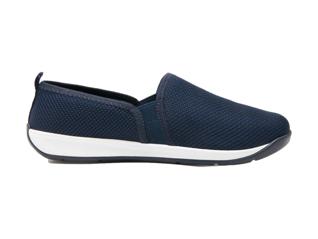 Zapato plano slip-on azul de tela con suela blanca.