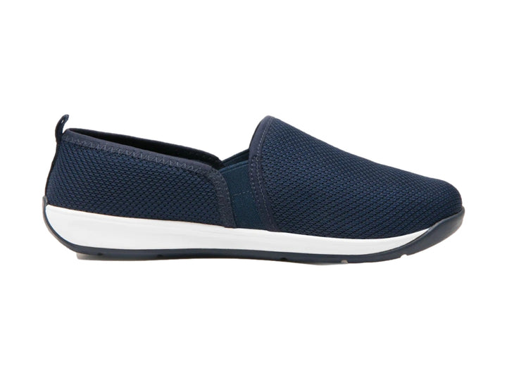 Zapato plano slip-on azul de tela con suela blanca.