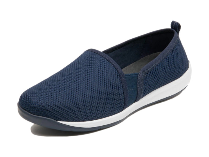 Zapato plano slip-on azul de tela con suela blanca.