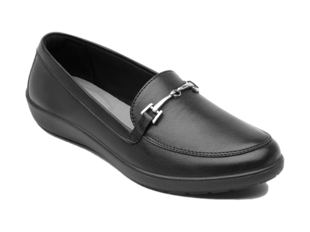 Zapato plano tipo mocasín de cuero negro con hebilla plateada.