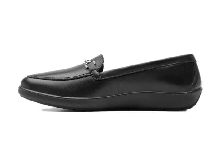 Zapato plano tipo mocasín de cuero negro con hebilla plateada.