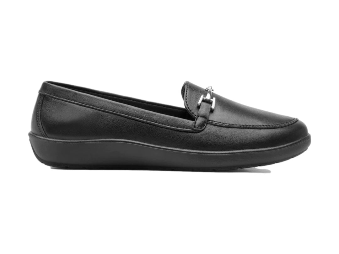 Zapato plano tipo mocasín de cuero negro con hebilla plateada.