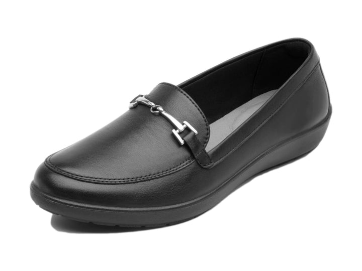 Zapato plano tipo mocasín de cuero negro con hebilla plateada.