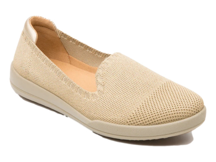 Zapato plano Flexi color oro con acabado tejido y suela cómoda.