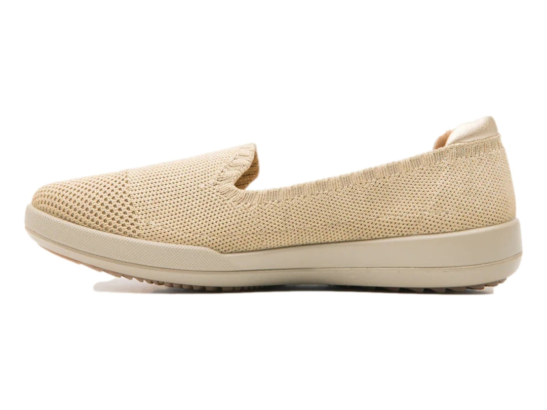 Zapato plano Flexi color oro con acabado tejido y suela cómoda.