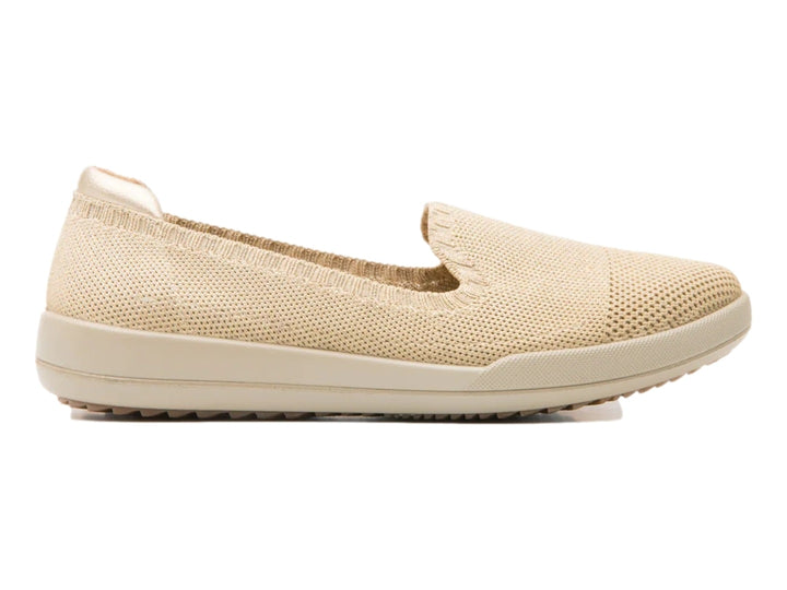 Zapato plano Flexi color oro con acabado tejido y suela cómoda.