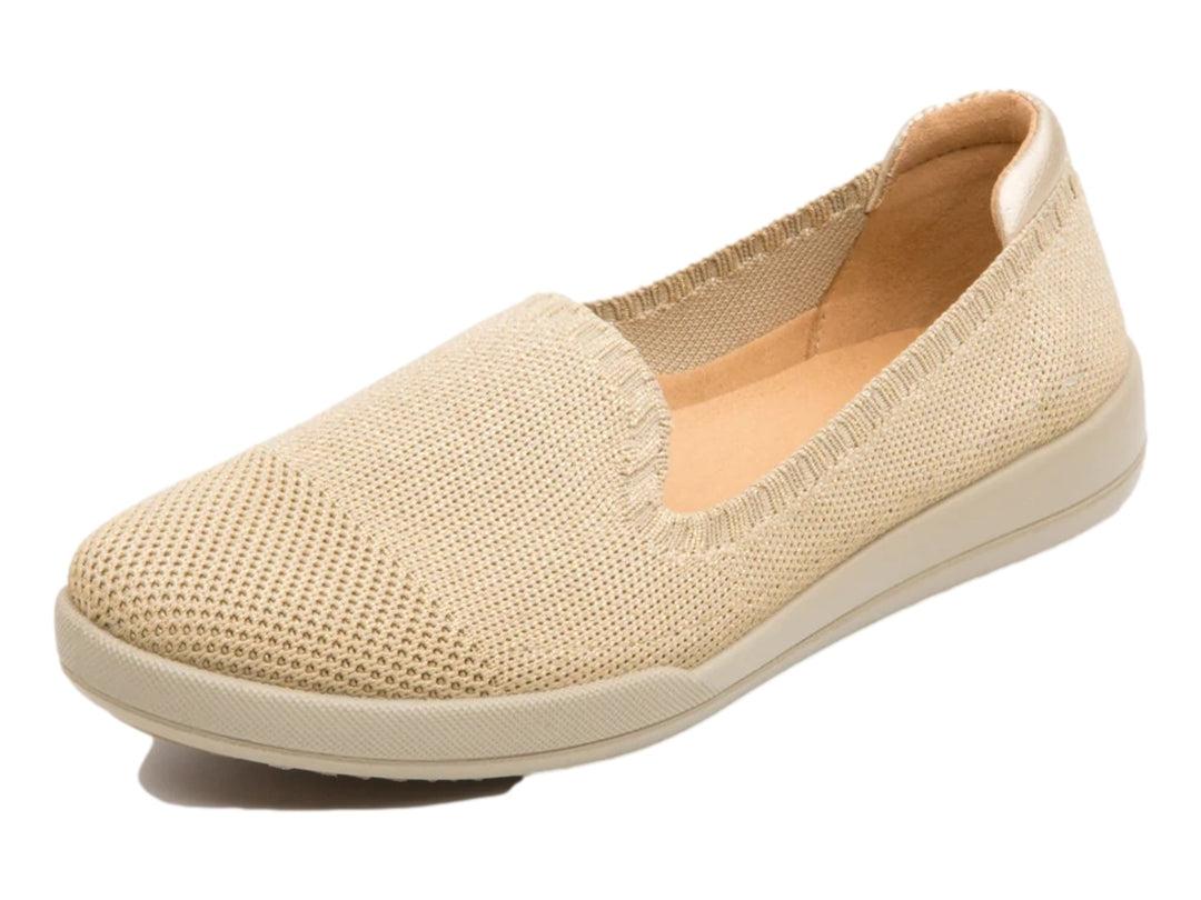 Zapato plano Flexi color oro con acabado tejido y suela cómoda.