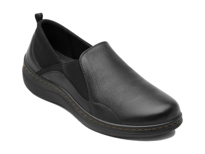 Zapato slip-on Flexi de cuero color negro con costuras marrones y punta redondeada.
