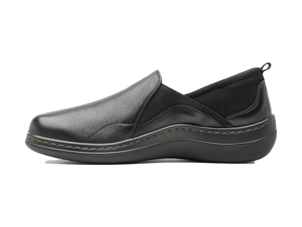 Zapato slip-on Flexi de cuero color negro con costuras marrones y punta redondeada.