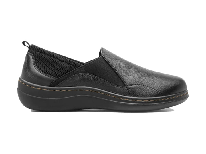 Zapato slip-on Flexi de cuero color negro con costuras marrones y punta redondeada.