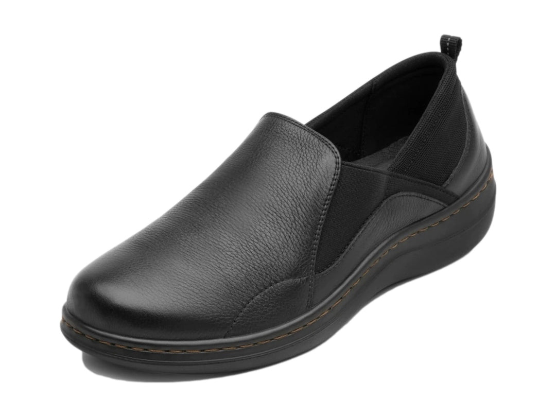 Zapato slip-on Flexi de cuero color negro con costuras marrones y punta redondeada.