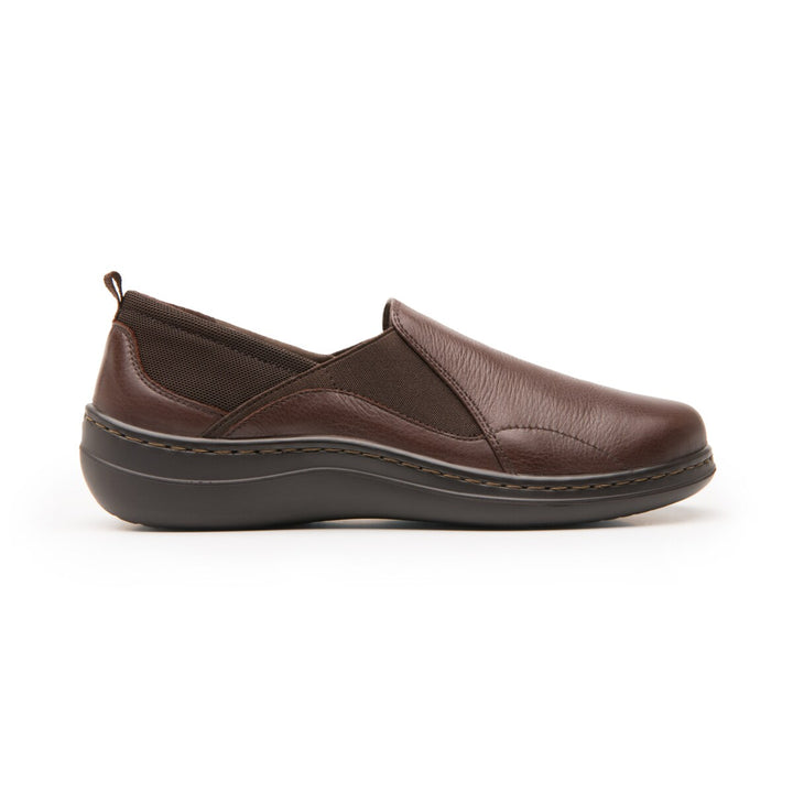 Zapato plano Flexi color marrón oporto de cuero, estilo slip-on casual para mujer.