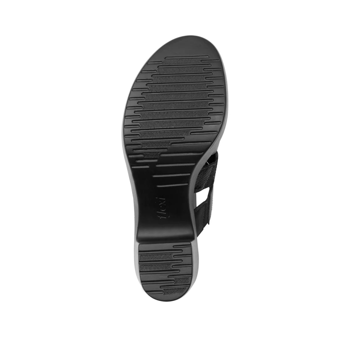 Sandalia negra para mujer Flexi con tacón bloque y tiras con textura de piel de serpiente.