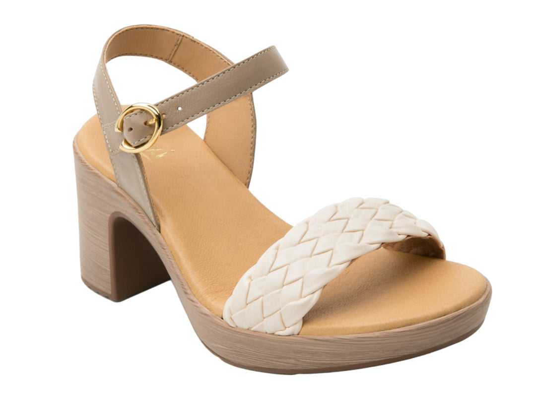 Sandalia Flexi color beige con tacón cuadrado, tira frontal trenzada blanca y correa ajustable al tobillo.