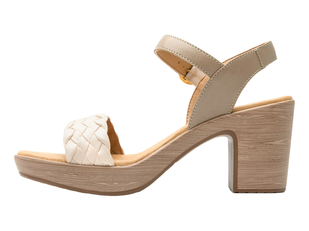 Sandalia Flexi color beige con tacón cuadrado, tira frontal trenzada blanca y correa ajustable al tobillo.