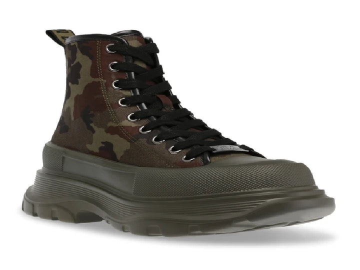 Tenis botín Steve Madden con estampado de camuflaje y suela gruesa color verde oliva.