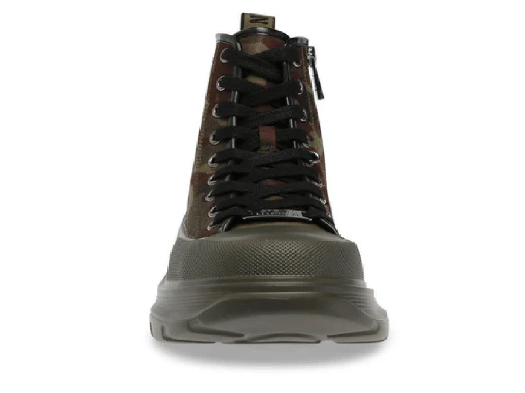 Tenis botín Steve Madden con estampado de camuflaje y suela gruesa color verde oliva.