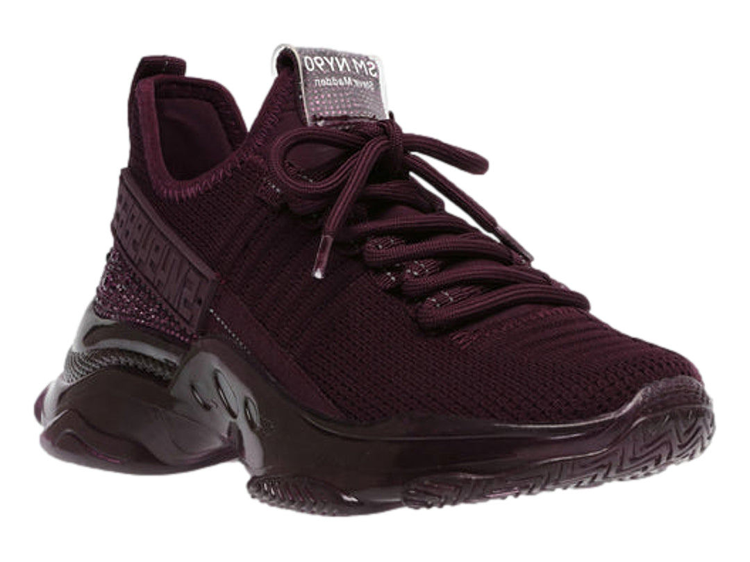 Tenis Steve Madden color burgundy con suela chunky y detalles brillantes en el talón y la lengüeta.