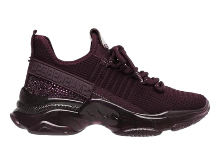 Tenis Steve Madden color burgundy con suela chunky y detalles brillantes en el talón y la lengüeta.