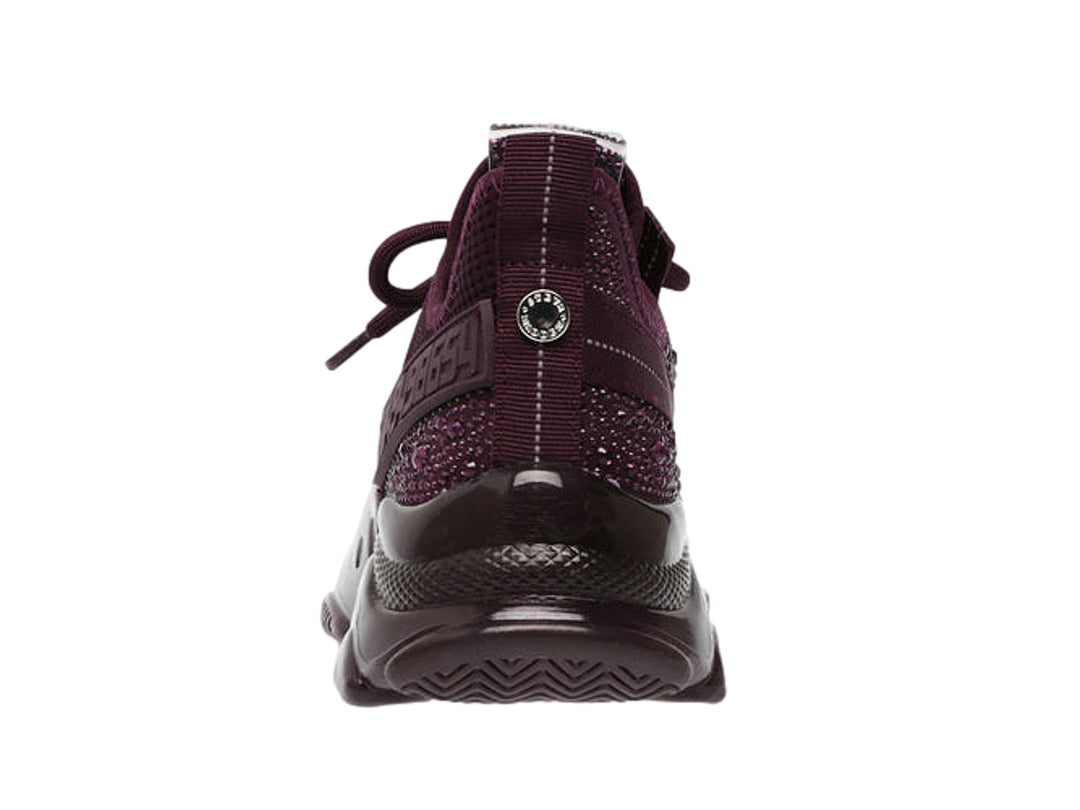 Tenis Steve Madden color burgundy con suela chunky y detalles brillantes en el talón y la lengüeta.