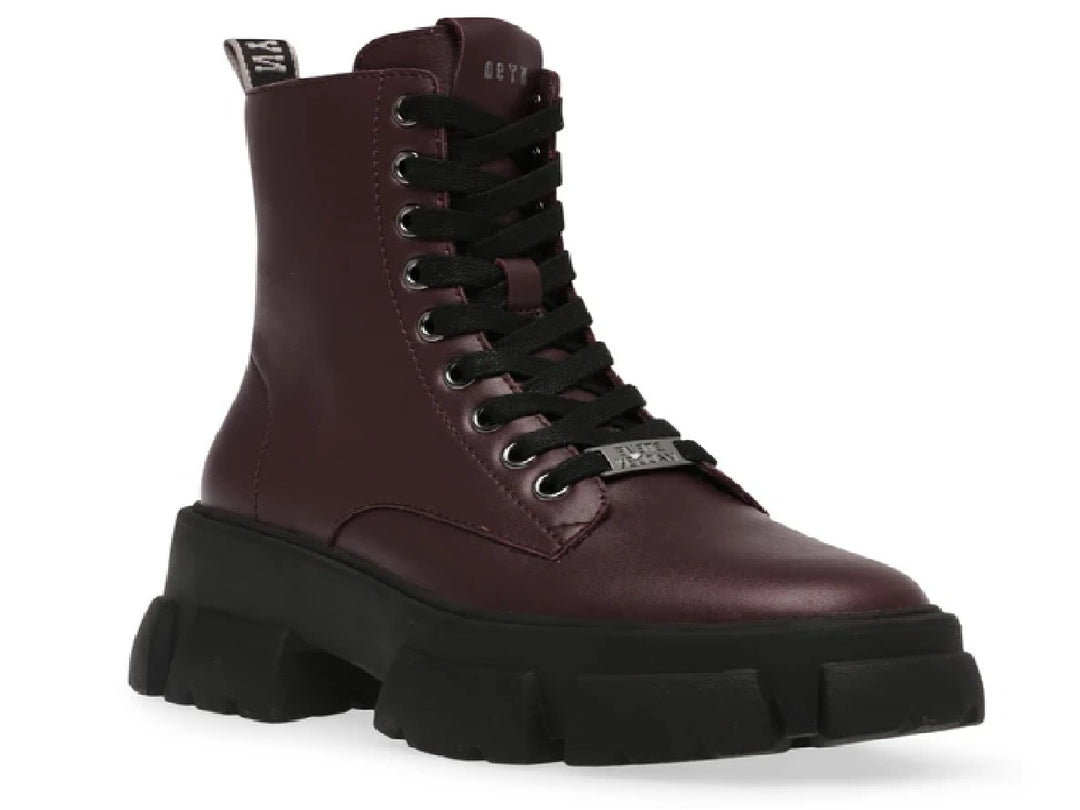 Botines color vino de cuero con suela track negra y cordones para mujer.