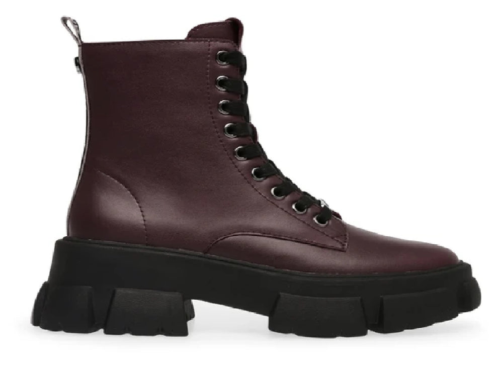 Botines color vino de cuero con suela track negra y cordones para mujer.