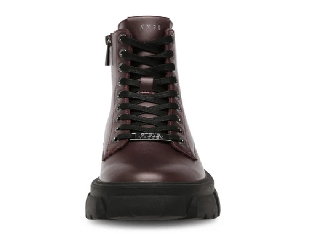 Botines color vino de cuero con suela track negra y cordones para mujer.