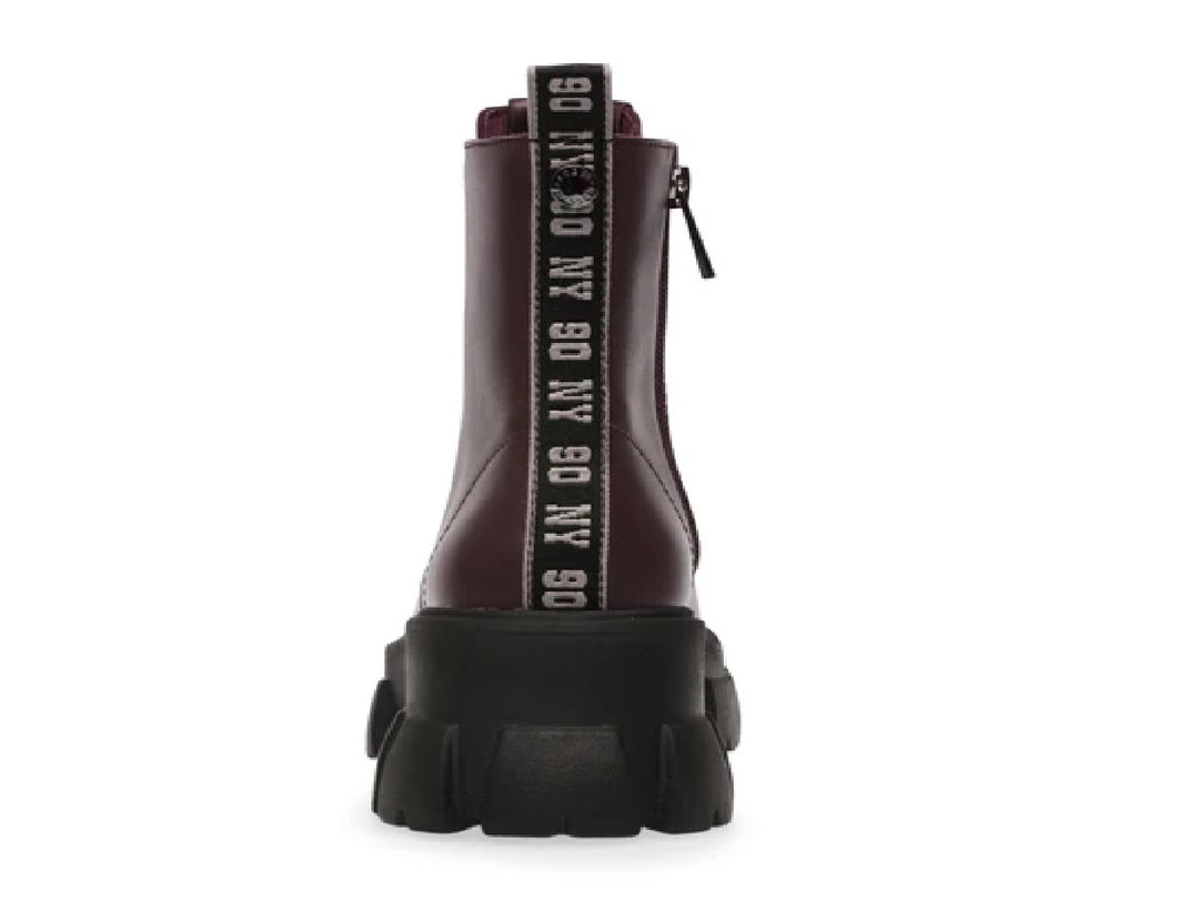Botines color vino de cuero con suela track negra y cordones para mujer.