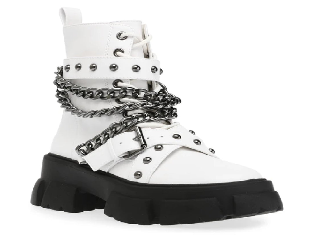 Botines blancos de cuero con plataforma negra, detalles de cadenas plateadas y tachuelas.